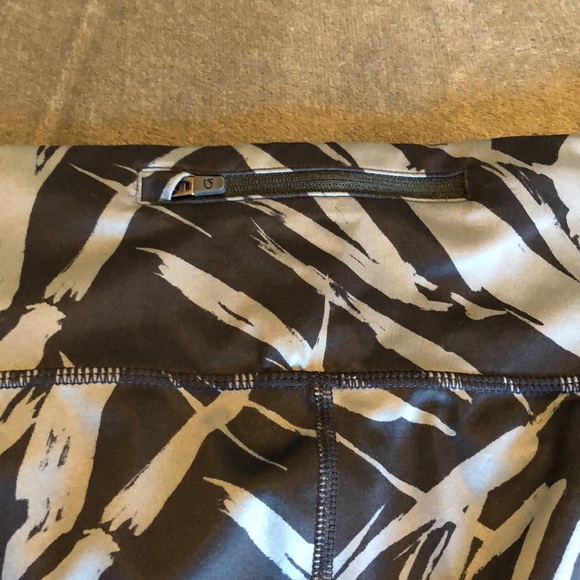 Women’s size medium gap fit g fast gray and black palm print leggings - Picture 8 of 12